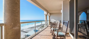 NEW LISTING-Luxury Beach Condo mit Pools - nur wenige Schritte von Restaurants und Pubs entfernt