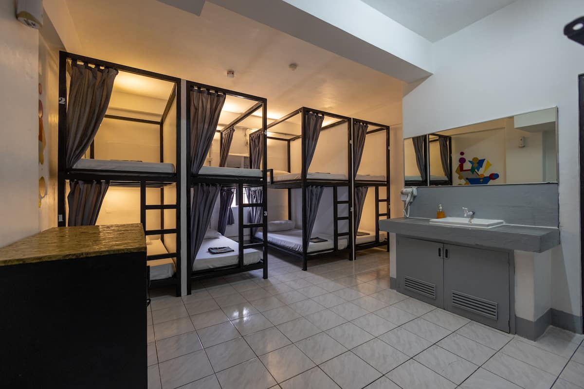 Dormitorio compartido básico, solo para mujeres | Wifi y ropa de cama