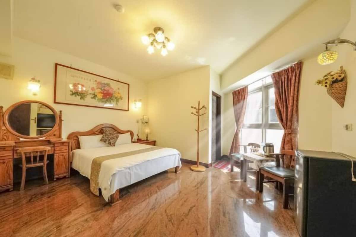 Down comforters, desk, blackout drapes, WiFi (free)