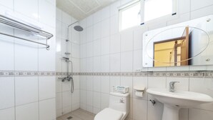 Ein Badezimmer mit Toilette, Waschbecken und Dusche.