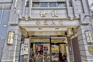 Un edificio con un letrero que dice "Century Inn".