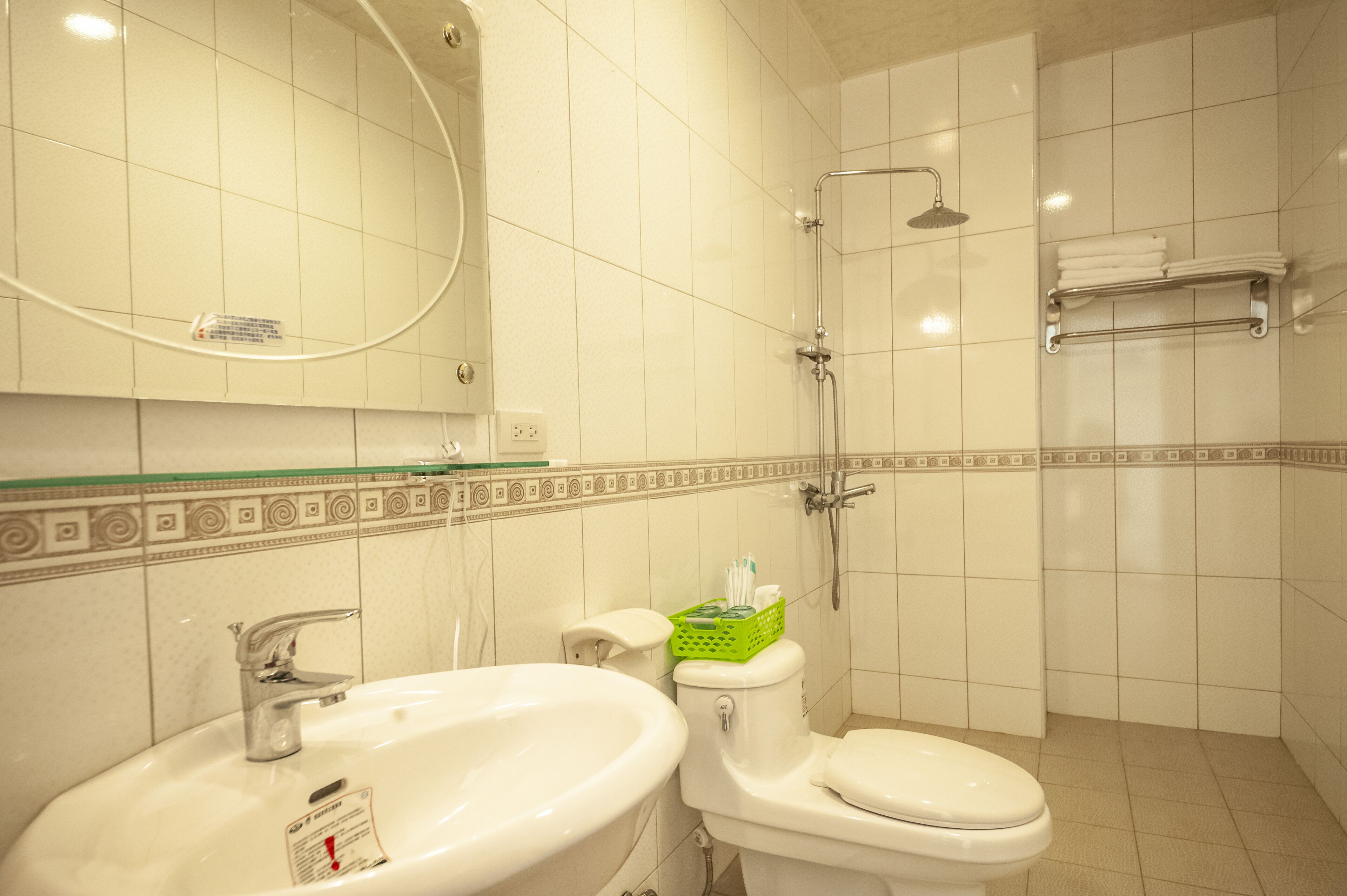 Une salle de bain équipée d’un lavabo, de toilettes et d’une douche.