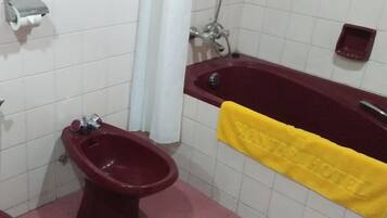 Combined shower/bathtub, free toiletries, slippers, towels