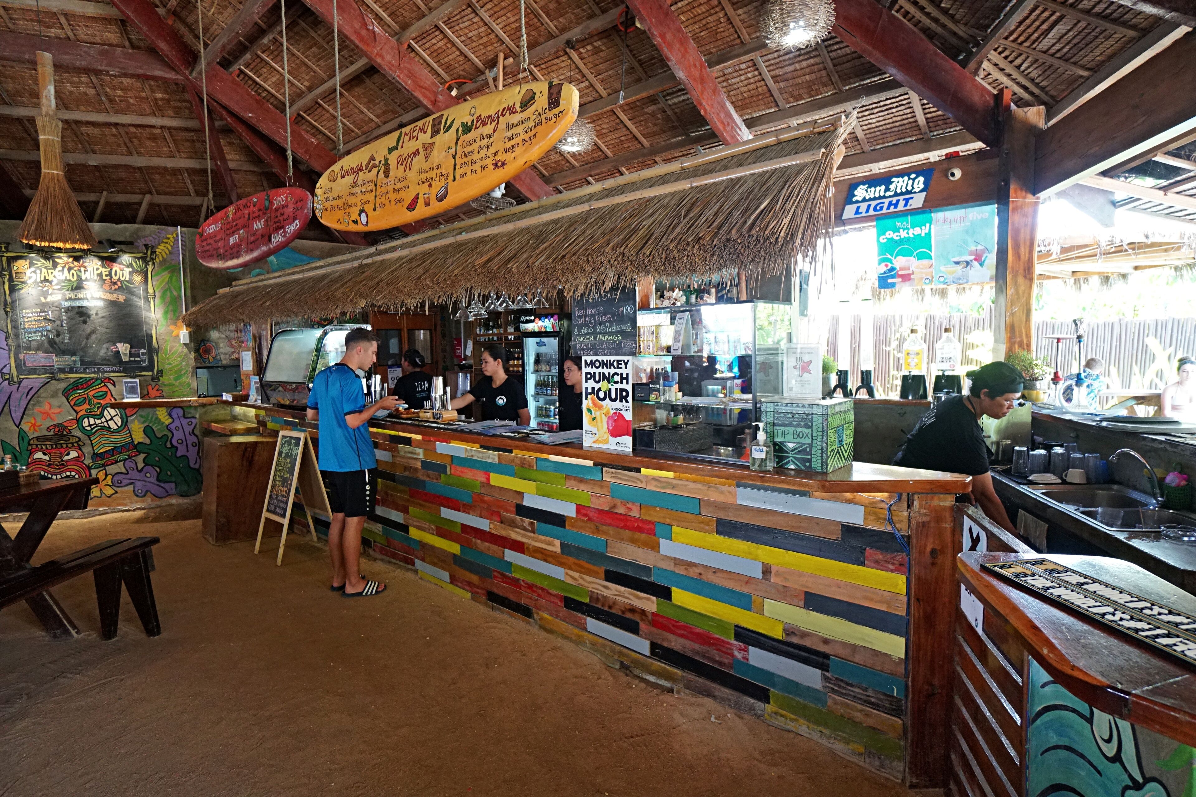 Bar (trong khuôn viên)