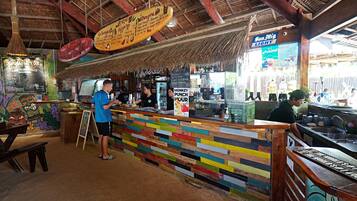 Bar (trong khuôn viên)