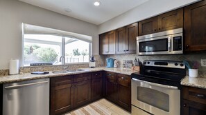 Refrigerador, microondas, horno y parrilla de estufa 