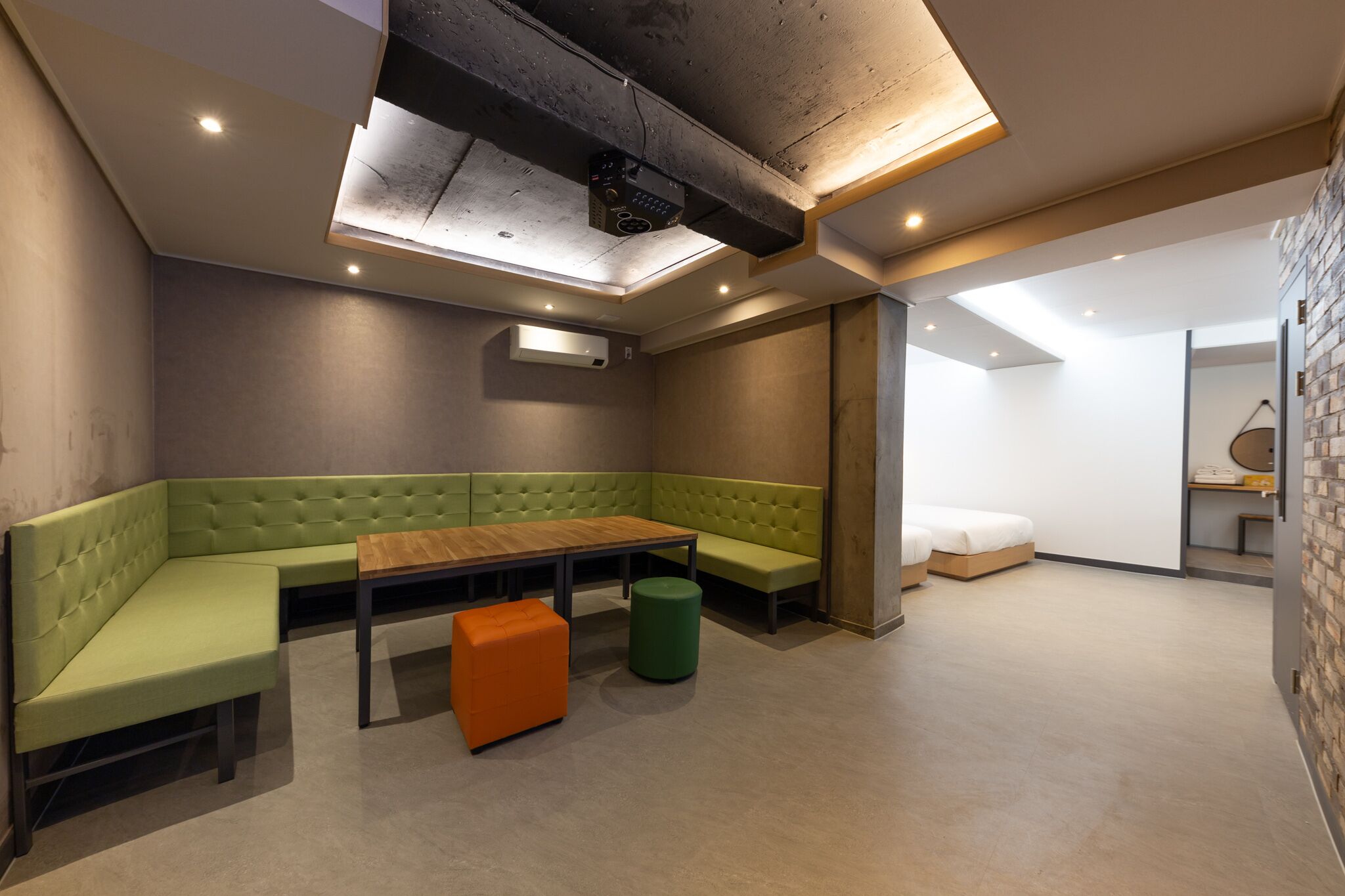 party room | 1 bedroom, down duvets, desk, free wifi