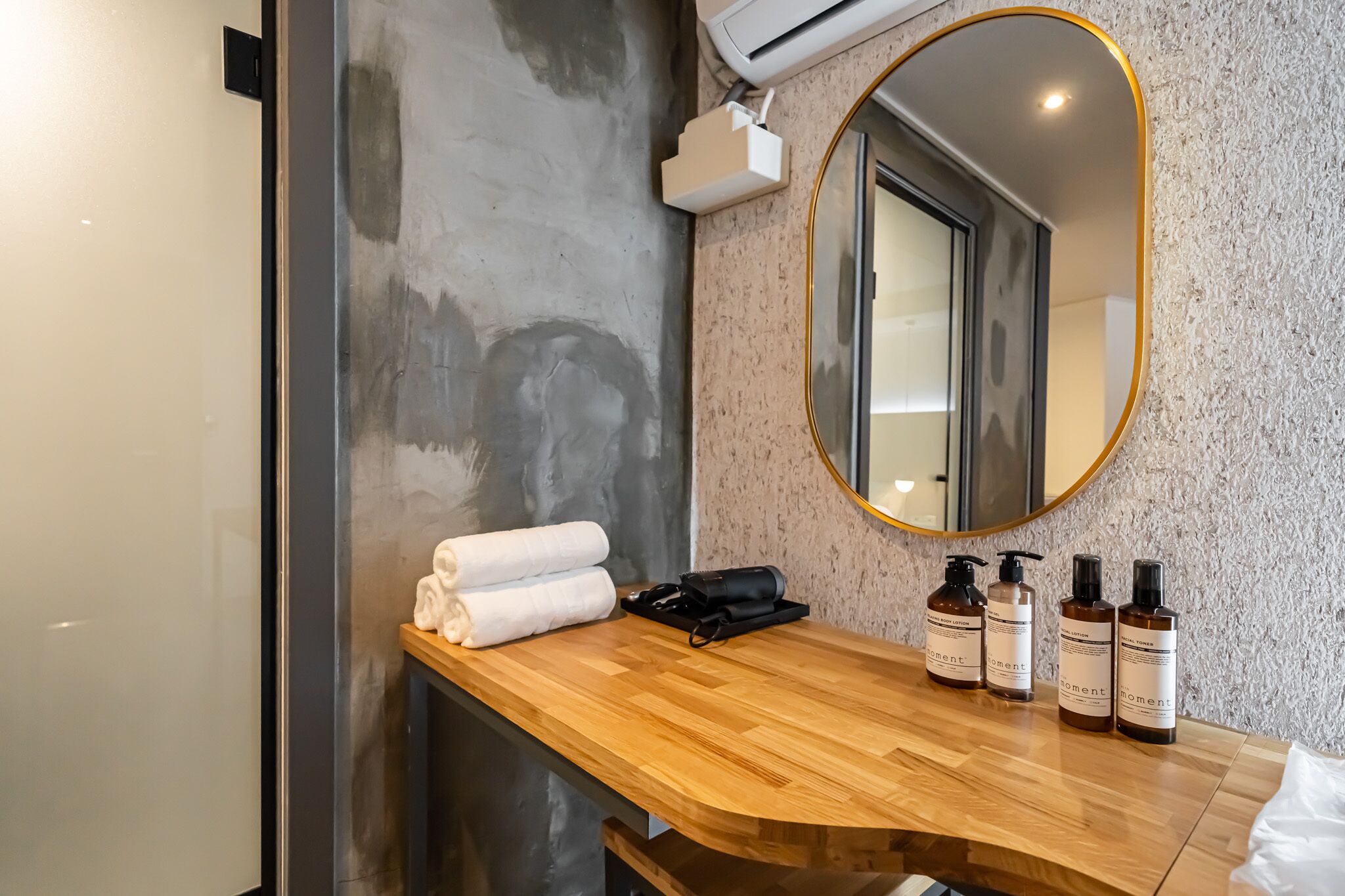 deluxe room | bathroom amenities | free toiletries, hair dryer, towels, soap