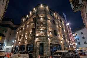 Fassade der Unterkunft – Abend/Nacht