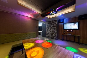 Party Room | Down comforters, desk, free WiFi, bed sheets - Songtan Number 25 Hotel (Pyeongtaek)