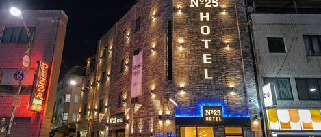 Façade de l’hébergement - soirée/nuit