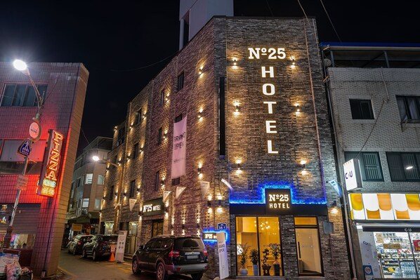 Fassade der Unterkunft – Abend/Nacht