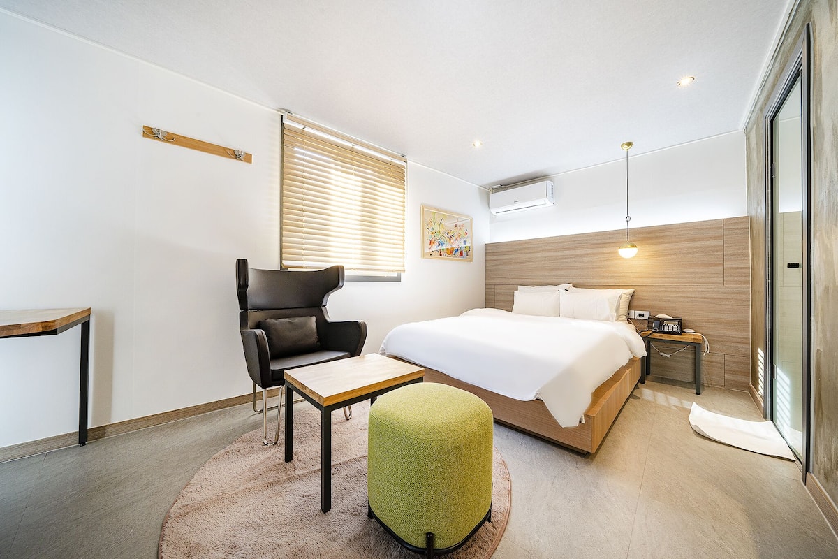 Standard Room | 1 bedroom, down comforters, desk, free WiFi