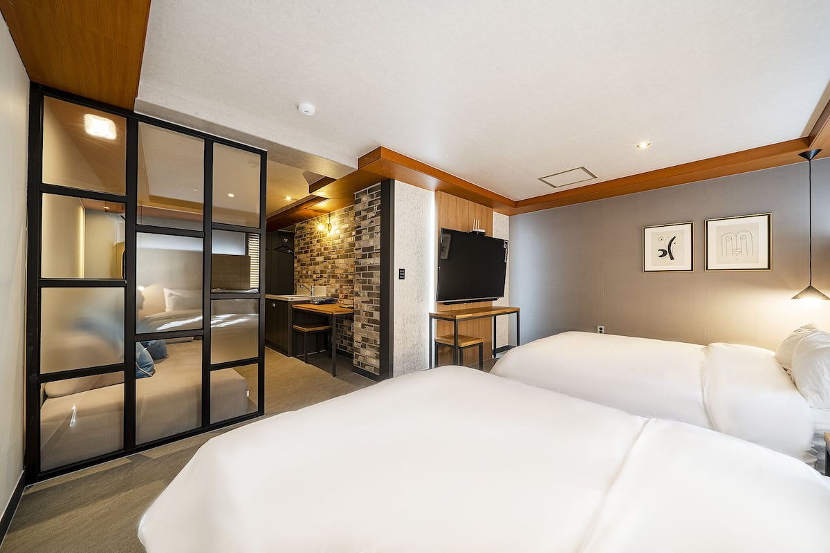Suite | 1 bedroom, down comforters, desk, free WiFi