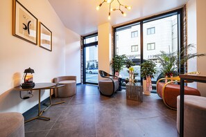 Lobby sitting area - Songtan Number 25 Hotel (Pyeongtaek)