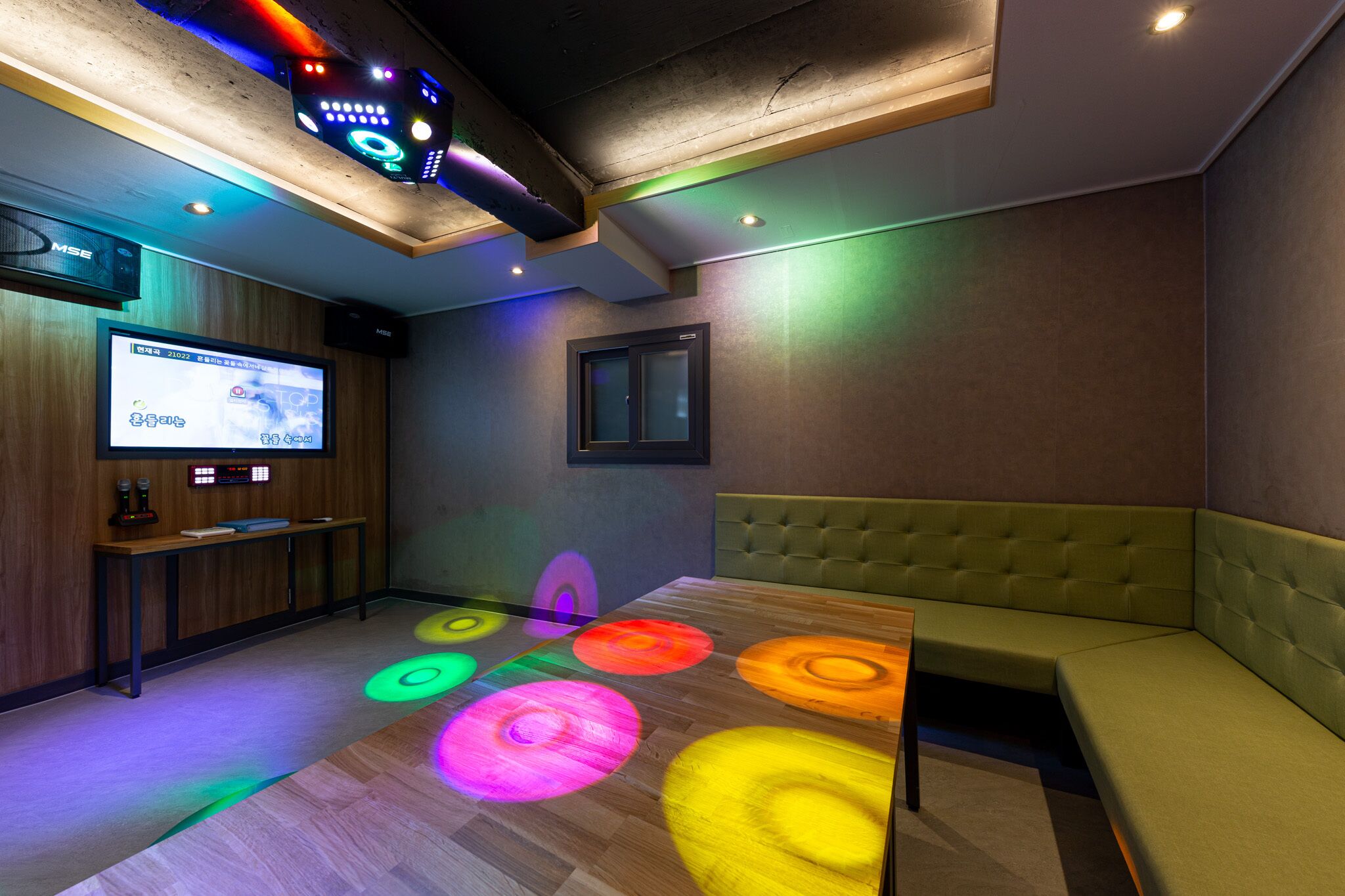 party room | 1 bedroom, down duvets, desk, free wifi