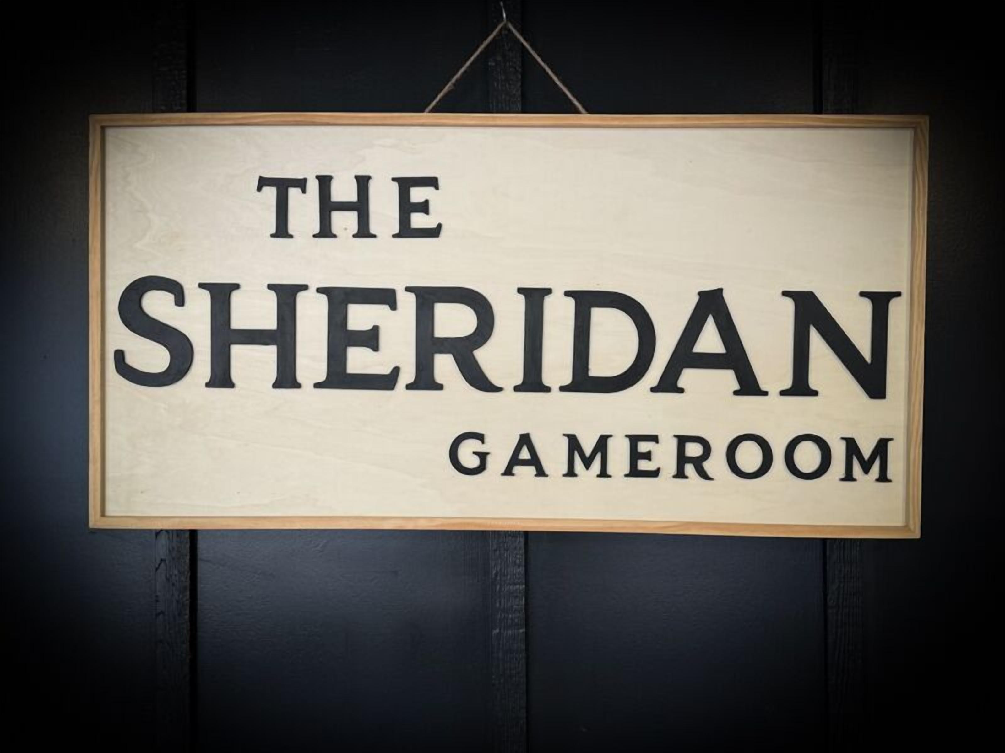 Un letrero con el texto "THE SHERIDAN GAMEROOM".