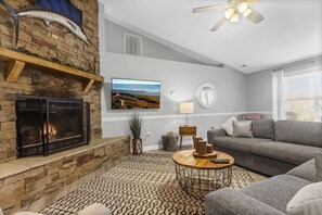 Smart TV, fireplace, table football, ping pong - 🌟HOT TUB🌟Game Room Sleeps 11 Family Getaway Private Home Near Greer (Campobello)