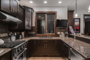 Fridge, microwave, oven, stovetop - Rambler Ridge Luxury Retreat (Ski In/Ski Out) (Sun Peaks)