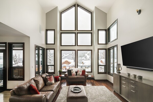 Smart TV, fireplace, video games, table football - Rambler Ridge Luxury Retreat (Ski In/Ski Out) (Sun Peaks)