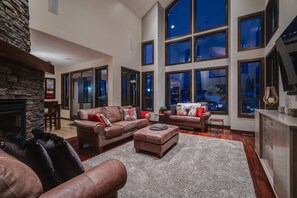 Smart TV, fireplace, video games, table football - Rambler Ridge Luxury Retreat (Ski In/Ski Out) (Sun Peaks)