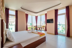Large Double Room with City View | Vista a la ciudad