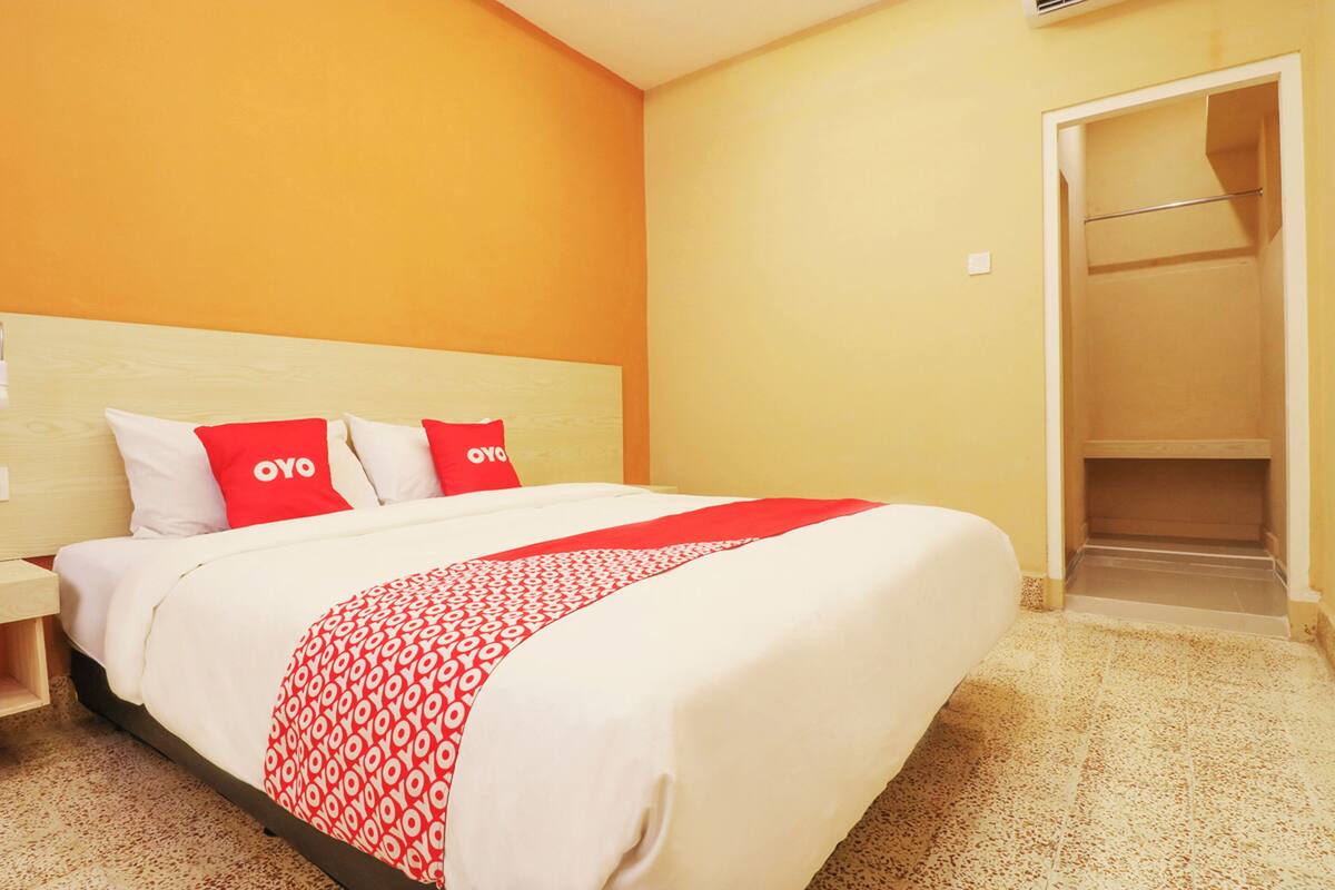 Desk, free WiFi, bed sheets