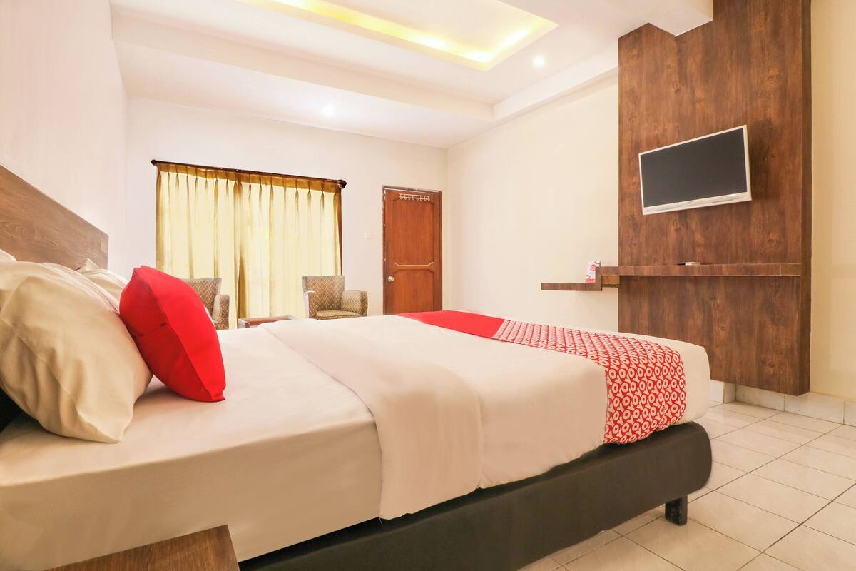 Desk, free WiFi, bed sheets