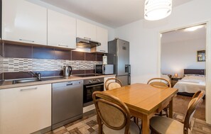 Fridge, microwave, stovetop, dishwasher