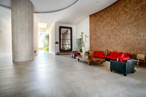 Lobby - View and Breeze  w/cleaning service (Las Glorias)