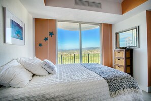 3 bedrooms, in-room safe, desk, iron/ironing board - View and Breeze  w/cleaning service (Las Glorias)