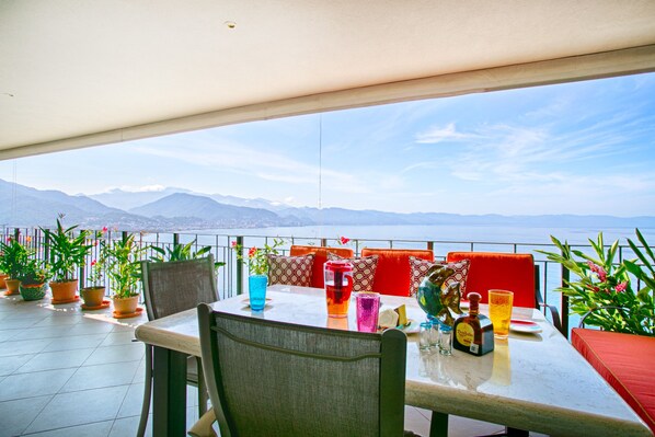 Outdoor dining - View and Breeze  w/cleaning service (Las Glorias)