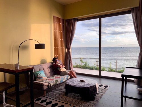 Exclusive Oceanfront Bungalow with infinity swimming pool