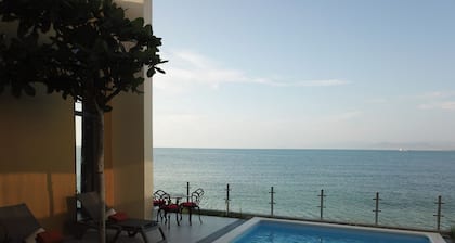 Exklusiver Bungalow am Meer mit Infinity-Pool