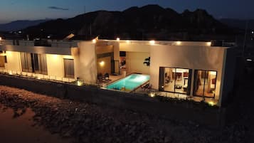 Outdoor pool, an infinity pool