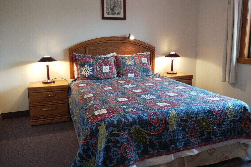 Alpine Meadows Lodge - Queen Room