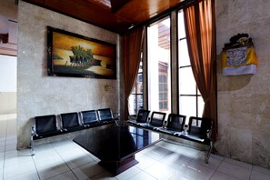 Lobby sitting area - OYO 1952 Hotel Dewata IndahNearLumintang Park (Denpasar)
