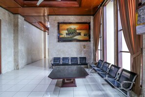 Lobby sitting area - OYO 1952 Hotel Dewata IndahNearLumintang Park (Denpasar)