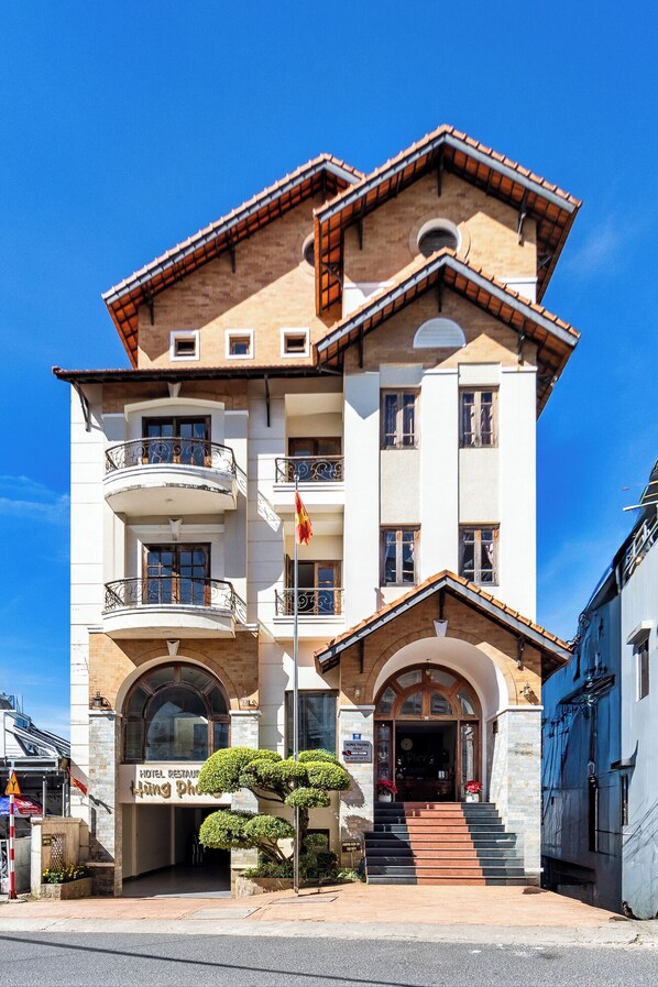 Front of property - Hung Phong Hotel (Da Lat)