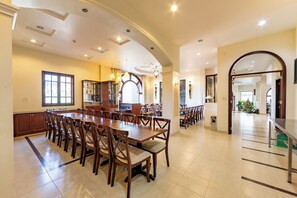 32-inch flat-screen TV with cable channels, TV - Hung Phong Hotel (Da Lat)