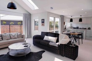 TV, Netflix, streaming services - The Gallery | Central Location with Spa Pool (Rotorua)