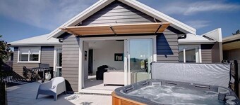 The Gallery | Central Location with Spa Pool