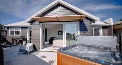 The Gallery | Central Location with Spa Pool