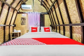Quarto casal luxo | Escrivaninha, espaço de trabalho para notebook, Wi-Fi de cortesia