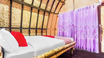 Dobbeltrom – deluxe | Skrivebord, skrivebord for bærbar PC, wi-fi (inkludert) og sengetøy