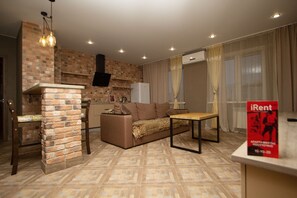 Luxury Apartment | Minibar, individually decorated, individually furnished, blackout drapes