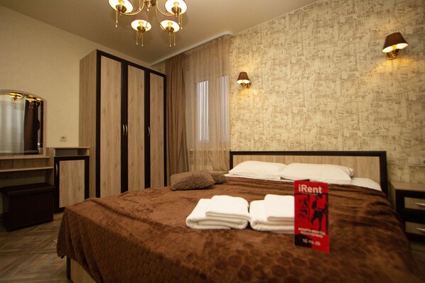 Luxury Apartment | Minibar, individually decorated, individually furnished, blackout drapes