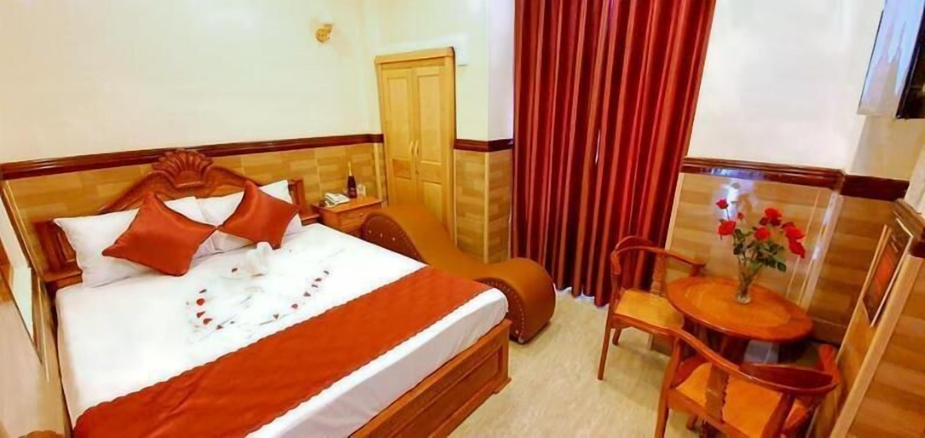 Minibar, desk, laptop workspace, free WiFi