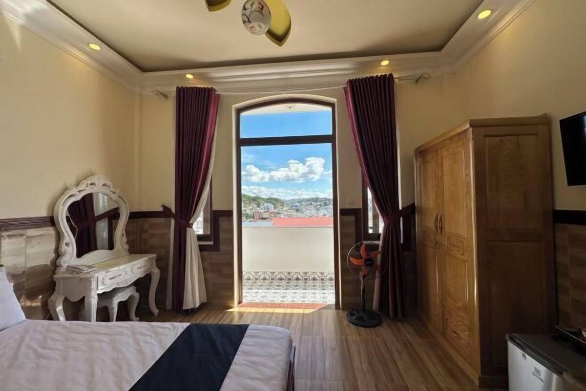 Minibar, desk, laptop workspace, WiFi (free)