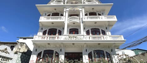 Mặt tiền nơi lưu trú